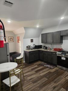 Imagem da galeria de Agape queen room 6D em Newark mais 2 fotografias