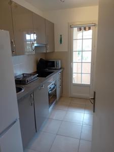 Η κουζίνα ή μικρή κουζίνα στο Appartement T2 à la Croix Valmer piscine et tennis