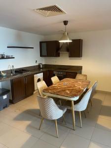 Kuchyň nebo kuchyňský kout v ubytování DeadSea view apartments Samarah Resort E22