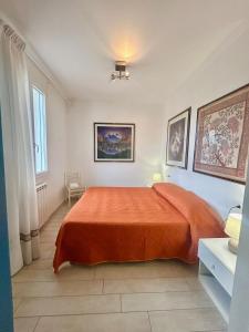Ένα ή περισσότερα κρεβάτια σε δωμάτιο στο Garden retreat by the sea on Albarella