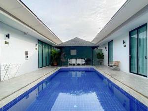 Bazén v ubytování The COZY NATURE pool villas phuket nebo v jeho okolí