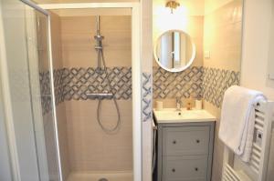 a bathroom with a shower and a sink at Le Séchoir, au Jardin des Tisanes in Tabanac +11 photos