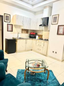 Una sala de estar con una mesa y una cocina. en 1BHK Cozy Appartment, en Rawalpindi