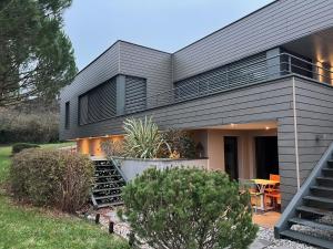 Beaumont-lès-ValenceMagnifique Studio dans Villa Contemporaine au Calme avec Piscine & Parking Privé à Beaumont les Valence & Montéléger的一间前面有楼梯的房子