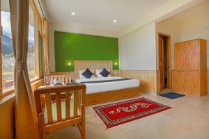 Postel nebo postele na pokoji v ubytování Wander Nest Manali Luxurious rooms with mountain peaks and waterfall view