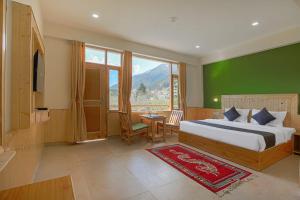 Postel nebo postele na pokoji v ubytování Wander Nest Manali Luxurious rooms with mountain peaks and waterfall view