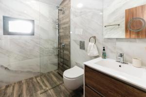 un bagno con wc, lavandino e doccia di Alexandra Family Estate a Samoranovo Altre 82 foto