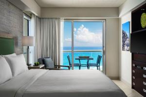 Ένα ή περισσότερα κρεβάτια σε δωμάτιο στο Westin Lagunamar +20 φωτογραφίες