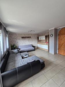 EnnigerlohにあるComfortable Homeのソファとテーブルのあるリビングルーム