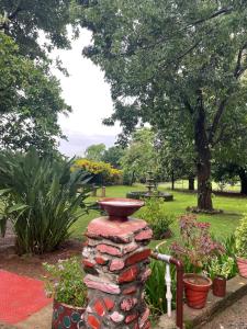 Taman di luar Rudraksh Farmhouse Kotabagh - entire farm
