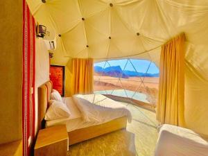 Voodi või voodid majutusasutuse Youssef camp Wadi Rum toas