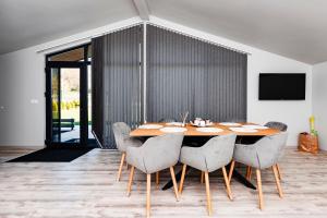 SamoranovoにあるAlexandra Family Estateの木製のテーブルと椅子のあるダイニングルーム