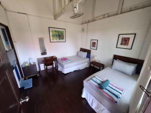 an overhead view of a bedroom with two beds and a table at Kijalena wood studio in Kijal