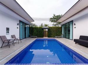 Bazén v ubytování The COZY NATURE pool villas phuket nebo v jeho okolí