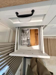 ストラスブールにあるStudioの絵が掛かっている冷蔵庫の棚 +8枚の写真