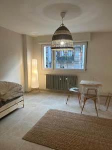 ストラスブールにあるStudioのベッドとテーブルと窓のある部屋