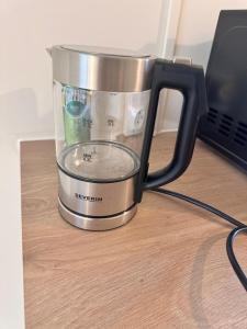 ストラスブールにあるStudioのノートパソコンの横のテーブルに置かれたフードプロセッサー