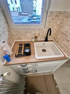 ストラスブールにあるStudioのバスルーム(洗面台、窓付)