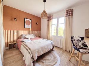 Postel nebo postele na pokoji v ubytování Villa de charme SPA - Piscine - Etang + 26 fotografií