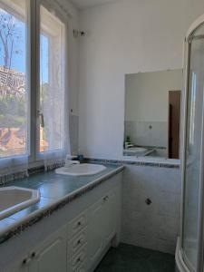 a bathroom with two sinks and a large mirror at Chambre Proche Plage du Prophète in Marseille