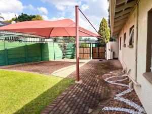 Billede fra billedgalleriet på Cozy Home with Pool, Braai & Top Security i Kempton Park
