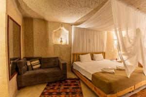 Postel nebo postele na pokoji v ubytování Carmin Cave Hotel