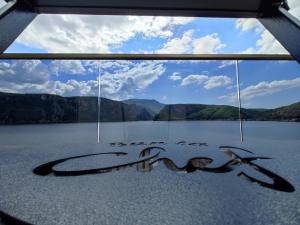 杜博瓦乡Anacor的一副眼镜放在船底