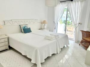 una camera bianca con un grande letto bianco e un tavolo di Casa da Balaia - beach, pool, golf and tennis ad Albufeira Altre 25 foto