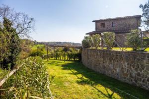 O grădină în afara Home with a view in Scansano, Tuscany