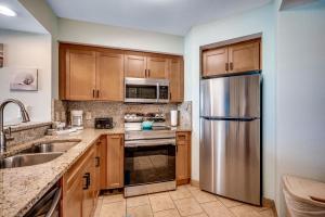 Η κουζίνα ή μικρή κουζίνα στο Bubbles Up on the Marina w Pool n Hot Tub