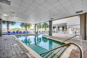 Πισίνα στο ή κοντά στο Bubbles Up on the Marina w Pool n Hot Tub