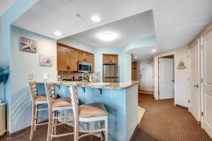 Η κουζίνα ή μικρή κουζίνα στο Bubbles Up on the Marina w Pool n Hot Tub