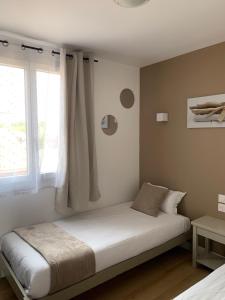 Postel nebo postele na pokoji v ubytování LOGIS HOTELS - Hôtel et Restaurant L'Océana + 37 fotografií