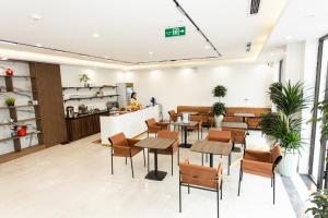 Un restaurante con mesas y sillas y un mostrador. en The Sun Hotel - Ninh Bình, en Kỳ Vĩ