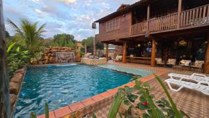 a swimming pool in a house with a building at Mahanaim Casa De Campo in Caaguazú