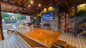 a large wooden bench in a room with a tv at Mahanaim Casa De Campo in Caaguazú