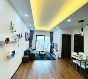 a living room with a couch and a table at Homestay Phuong Thao Luxcity Cam Pha in Hòn Một +9 photos