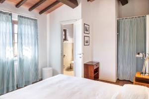 Un pat sau paturi într-o cameră la Home with a view in Scansano, Tuscany