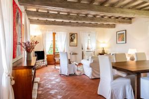 O zonă de relaxare la Home with a view in Scansano, Tuscany