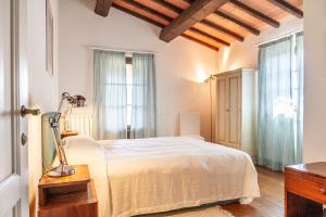 Un pat sau paturi într-o cameră la Home with a view in Scansano, Tuscany