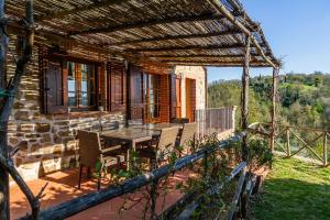O grădină în afara Home with a view in Scansano, Tuscany