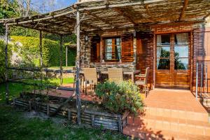 O grădină în afara Home with a view in Scansano, Tuscany