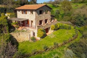 O grădină în afara Home with a view in Scansano, Tuscany