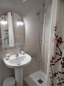 un bagno con lavandino e doccia di Reflejos de Mar y Luna a Punta Larga Altre 8 foto