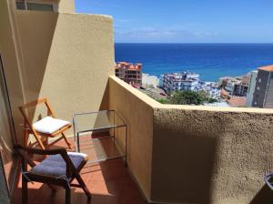 un balcone con due sedie e vista sull'oceano di Reflejos de Mar y Luna a Punta Larga