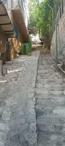 Un callejón de piedra con un edificio y árboles. en Bossa Nova - casa de descanso, en Santa Marta 3 fotos más