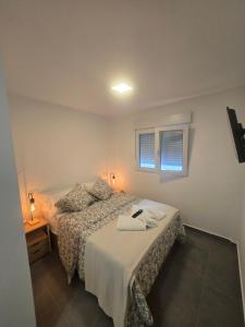 Las vegas في الكوركون: غرفة نوم صغيرة بها سرير ونافذة