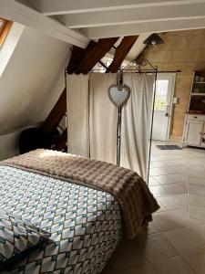 ピエールフォンにあるLES TERRASSES (centre de Pierrefonds)のベッドルーム1室(カーテン、ランプ付)