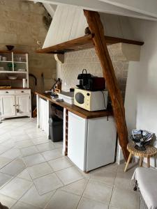 ピエールフォンにあるLES TERRASSES (centre de Pierrefonds)のキッチン(白いキャビネット、電子レンジ付きのカウンター付)