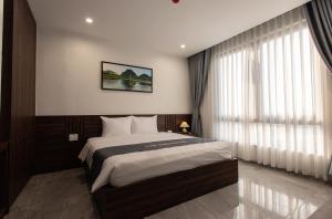 Un dormitorio con una cama grande y una ventana. en The Sun Hotel - Ninh Bình, en Kỳ Vĩ 60 fotos más